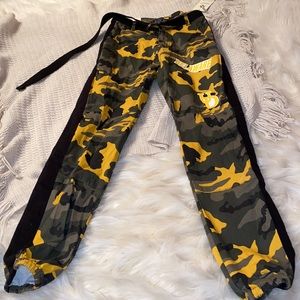 🐥 University of Delaware Cargo Pants Size L NWT